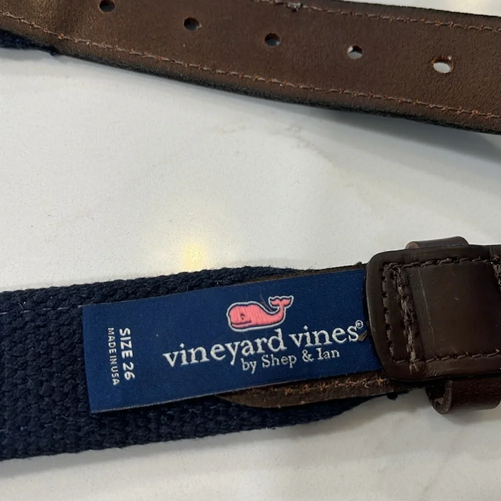 Kids size 26 Vineyard Vines signature whale pattern navy blue leathered belt